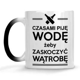 kubek-czasami-pije-wode-zeby-zaskoczyc-watrobe