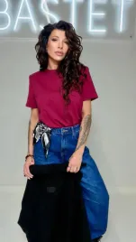 bawelniany-t-shirt-z-poduszkami-na-ramionach-bastet-bordo