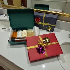 zestaw-kosmetykow-prija-miniatury-balsam-do-ust-mydelko-pudelko-ozdobne