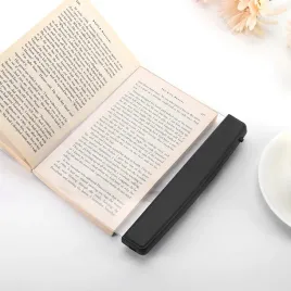 innowacyjna-plaska-lampka-led-do-czytania-ksiazek