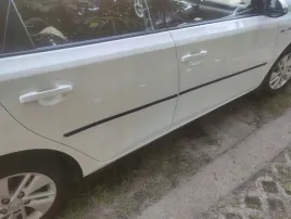 toyota-auris-2-kombi-listwy-boczne-na-drzwi-czarne