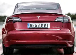 tesla-model-3-2017-listwa-chrom-na-klape
