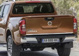 nissan-navara-iv-d23-listwa-chrom-chromowana-klapa