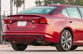 nissan-altima-2019-listwa-chrom-na-klape