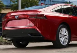 toyota-mirai-listwa-chrom-na-klape