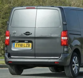 toyota-proace-listwy-chrom-na-klape-drzwi