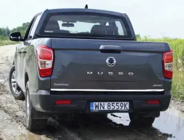ssangyong-musso-2018-listwa-chrom-na-klape