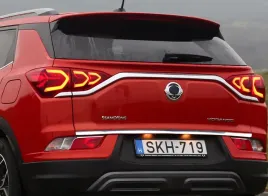 ssangyong-korando-ii-2019-listwa-chrom-na-klape
