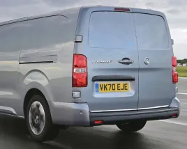 opel-vivaro-iii-listwy-chrom-na-klape-drzwi-tylne