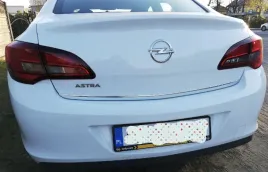 opel-astra-j-sedan-listwa-chrom-na-klape-tuning