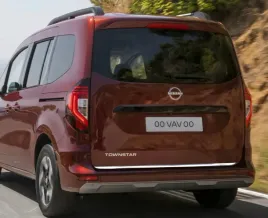 nissan-townstar-listwa-chrom-klapa-bagaznik-tyl