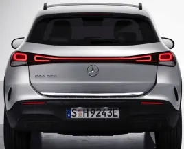 mercedes-eqa-2021-listwa-chrom-na-klape