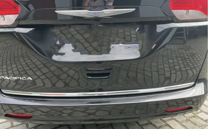 chrysler-pacifica-2016-listwa-chrom-na-klape-stan-nowy