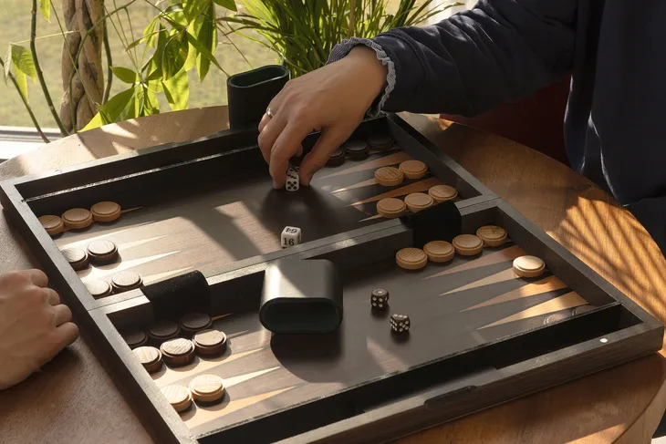 Backgammon w drewnianej kasecie (52x43,5 cm) Ekskluzywny Tryktrak