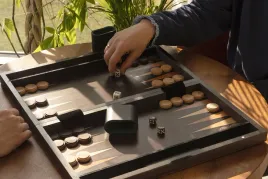backgammon-w-drewnianej-kasecie-52x435-cm-ekskluzywny-tryktrak