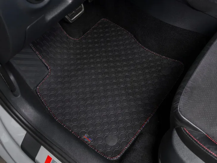 range-rover-iv-2012-dywaniki-czarne-informacje-dodatkowe-bezzapachowe-mocowania-w-zestawie