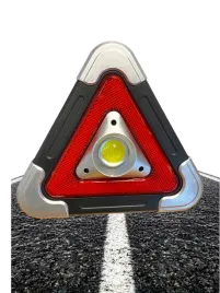samochodowy-trojkat-ostrzegawczy-led-ladowany-akumulator-dobra-widocznosc
