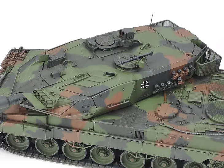 czolg-leopard-2a6-model-35271-tamiya-stan-nowy