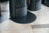 podstawa-stalowa-kratki-pod-piec-wolnostojacy-polokragla-70cm-x-53cm-czarna-rodzaj-blacha-pod-piec