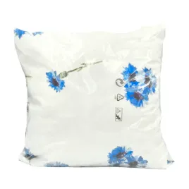 poduszka-mala-jasiek-z-nadrukiem-kwiaty-niebieskie-40x40cm-smukee