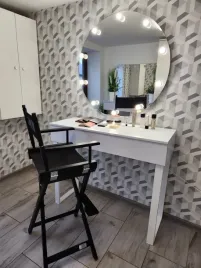 toaletka-ami-100-okragle-biale-nogi-do-makijazu-makeupu