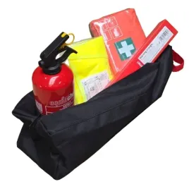 zestaw-samochodowy-gasnica-trojkat-kamizelka-apteczka-do-bagaznika-agmi