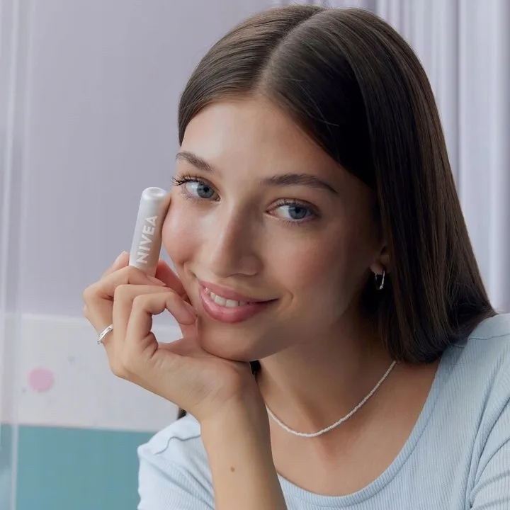nivea-hyaluron-moisture-plus-balsam-pomadka-do-ust
