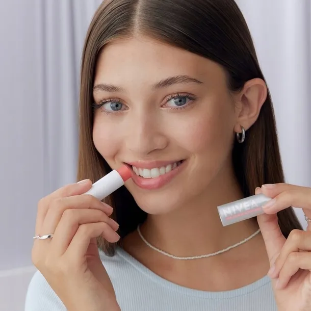nivea-hyaluron-moisture-plus-balsam-pomadka-do-ust-marka-nivea