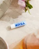 nivea-pomadka-ochronna-do-ust-hydro-care-waga-z-opakowaniem-18-kg