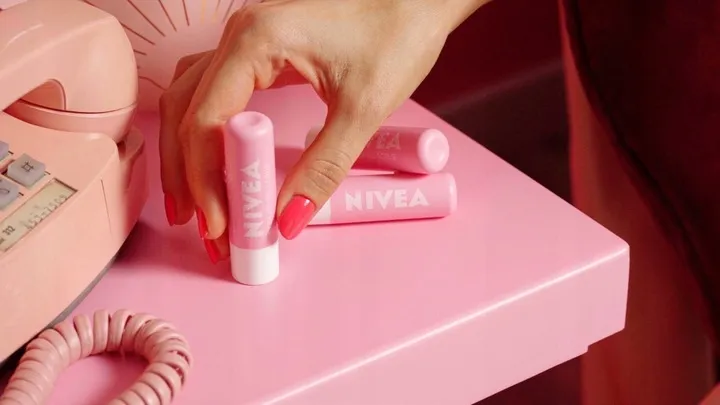 nivea-pielegnujacy-peeling-do-ust-dzika-roza-wit-e-stan-nowy