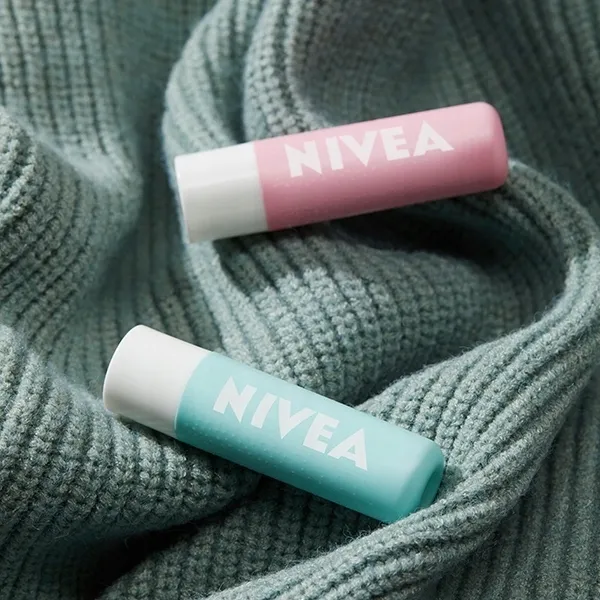 nivea-pielegnujacy-peeling-do-ust-dzika-roza-wit-e-stan-nowy