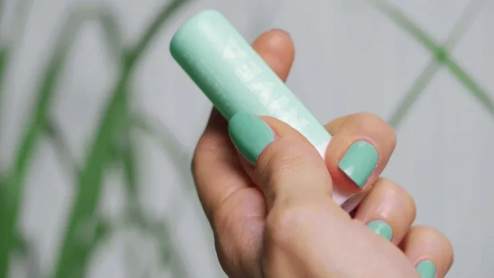 nivea-pielegnujacy-peeling-do-ust-z-aloesem-wit-e-marka-nivea