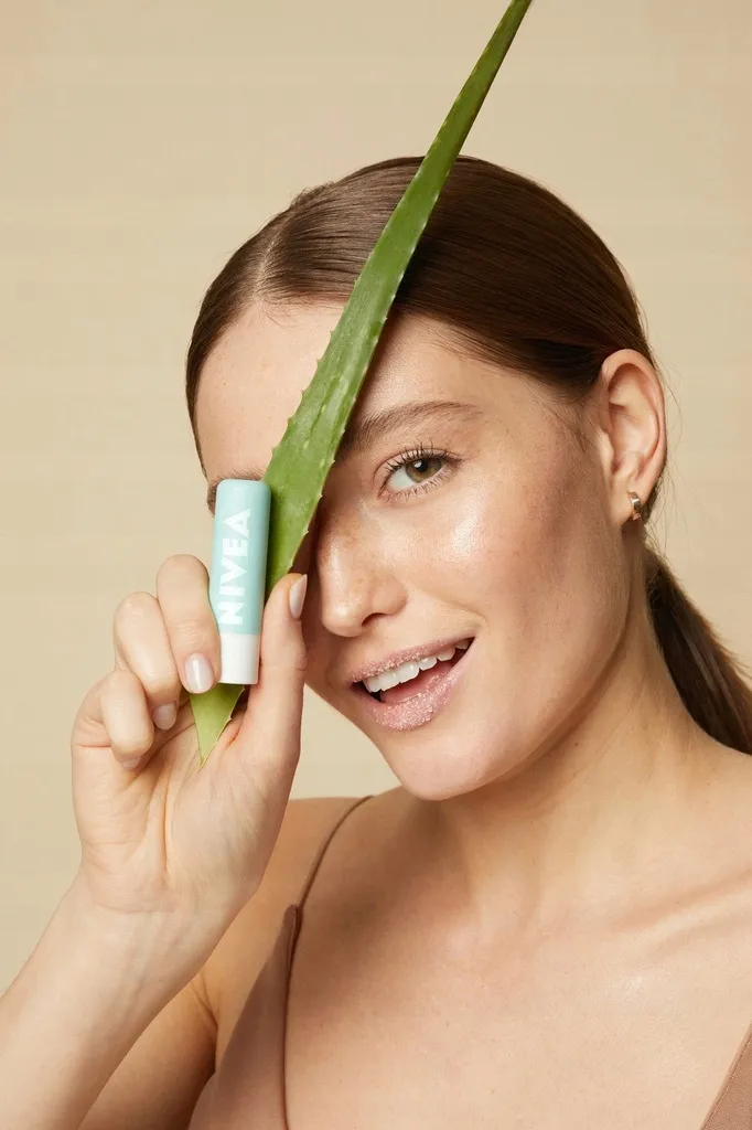 nivea-pielegnujacy-peeling-do-ust-z-aloesem-wit-e-stan-nowy