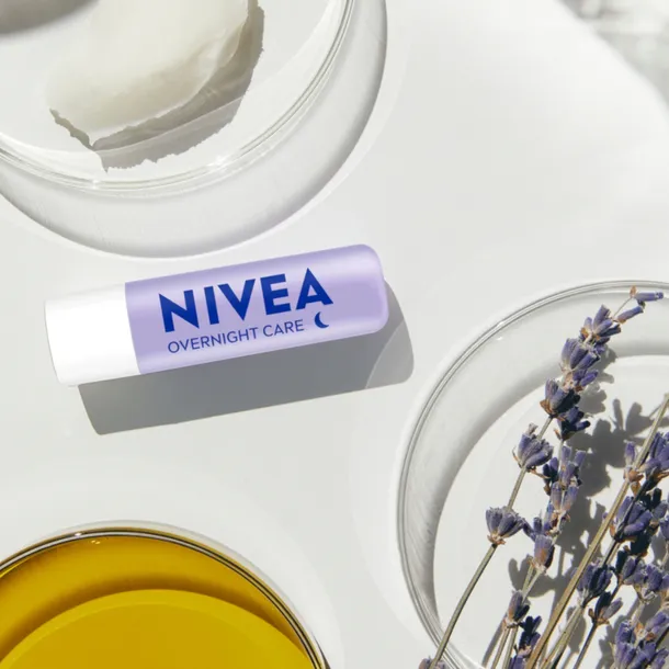 nivea-overnight-care-pielegnujaca-pomadka-do-ust-wlasciwosci-nawilzajace