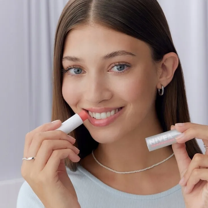 nivea-hyaluron-moisture-plus-balsam-pomadka-do-ust