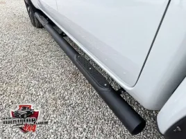 progi-orurowanie-boczne-czarne-70mm-toyota-hilux-2021