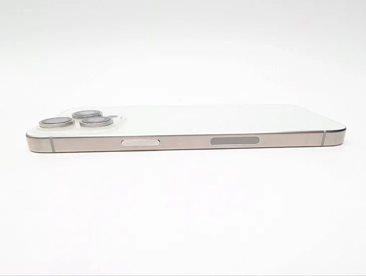 apple-iphone-15-pro-max-512-bialy-or-esim-rozdzielczosc-nagrywanych-filmow-4k