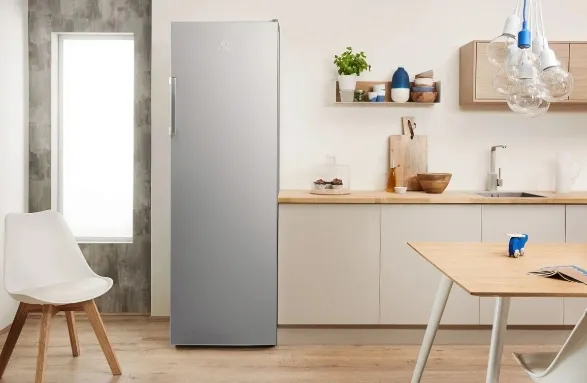 lodowka-jednodrzwiowa-indesit-si6-2-s-eu-srebrny-323l-37-db-167-cm-stan-nowy