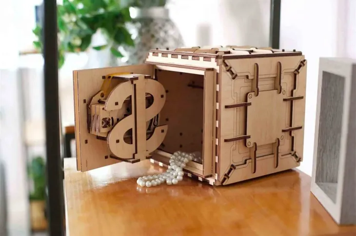 puzzle-3d-skarbonka-sejf-ugears-bohater-inny