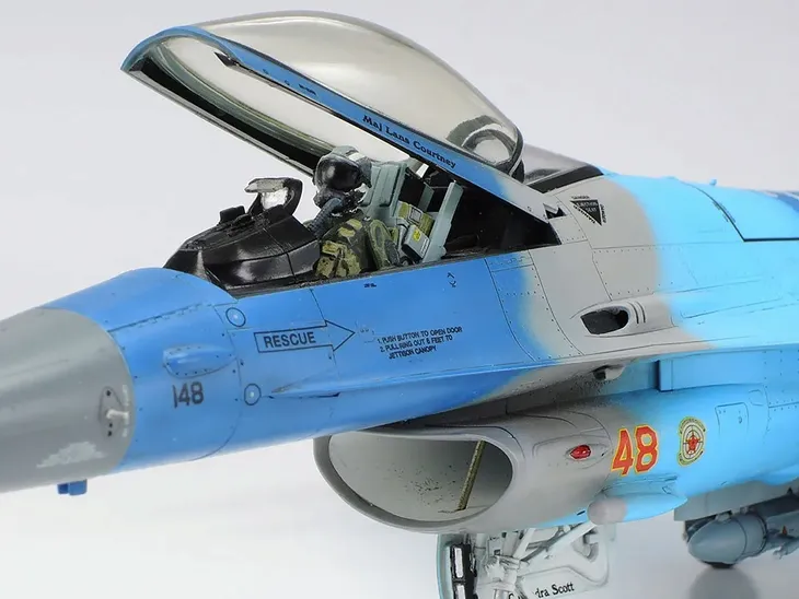 samolot-lockheed-f-16c-n-aggressor-model-61106-tamiya-stan-nowy
