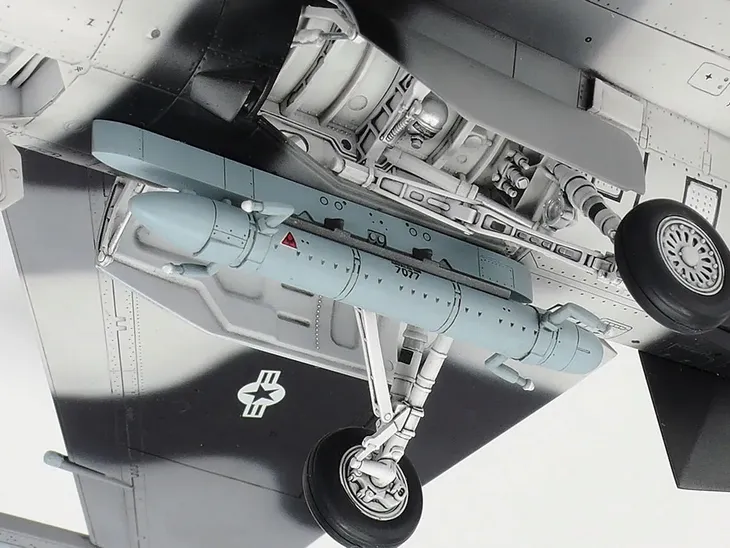samolot-lockheed-f-16c-n-aggressor-model-61106-tamiya-stan-zlozenia-do-zlozenia