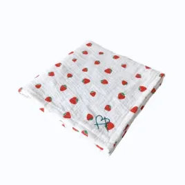 otulacz-kocyk-muslinowy-dwustronny-75x75-cm-truskawkowe-otulenie