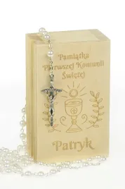 rozaniec-i-drewniane-pudelko-z-grawerem-komunia-n