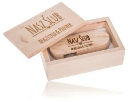 drewniany-pendrive-32-gb-w-pudelku-z-grawerem-logo