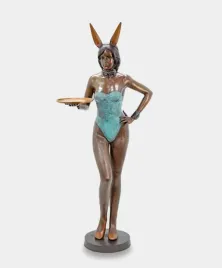kobieta-w-stroju-kroliczka-duza-figura-ogrodowa-rzezba-z-brazu