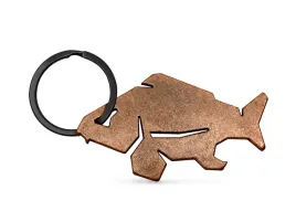 brelok-z-otwieraczem-do-butelek-delphin-carp-brazowy-brelok-wedkarski