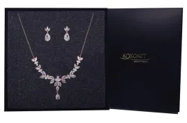 komplet-kolczyki-z-kolia-rose-gold-naszyjnik-efekt