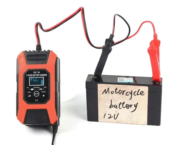 ladowarka-prostownik-do-akumulatora-12v-7a-lcd-hit-kod-producenta-prostownik-bateria-auto-aku