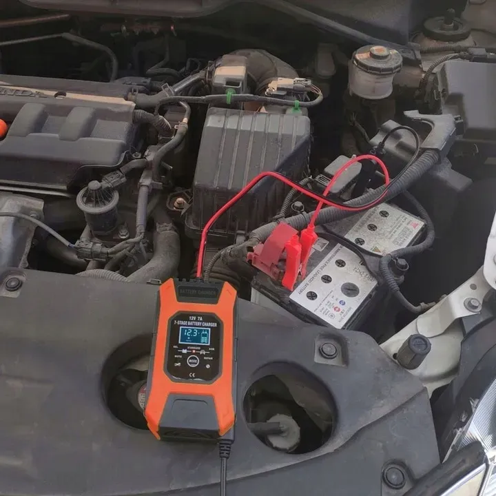 ladowarka-prostownik-do-akumulatora-12v-7a-lcd-hit
