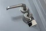 elegancki-brelok-do-kluczy-dom-domek-material-dominujacy-metal
